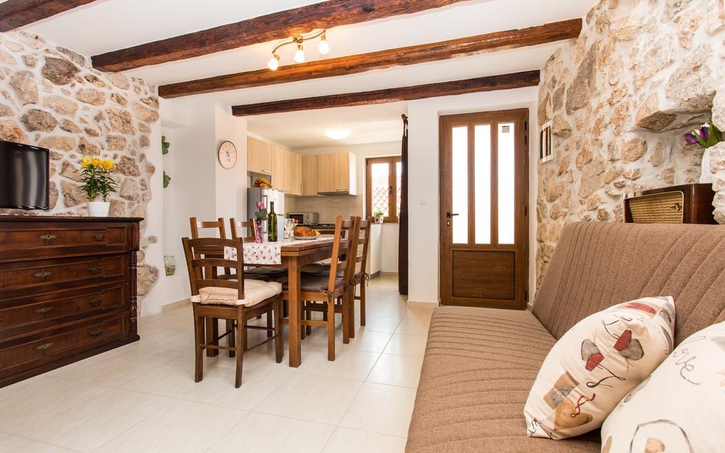Apartment & Room Antonio Vrbnik Exterior photo